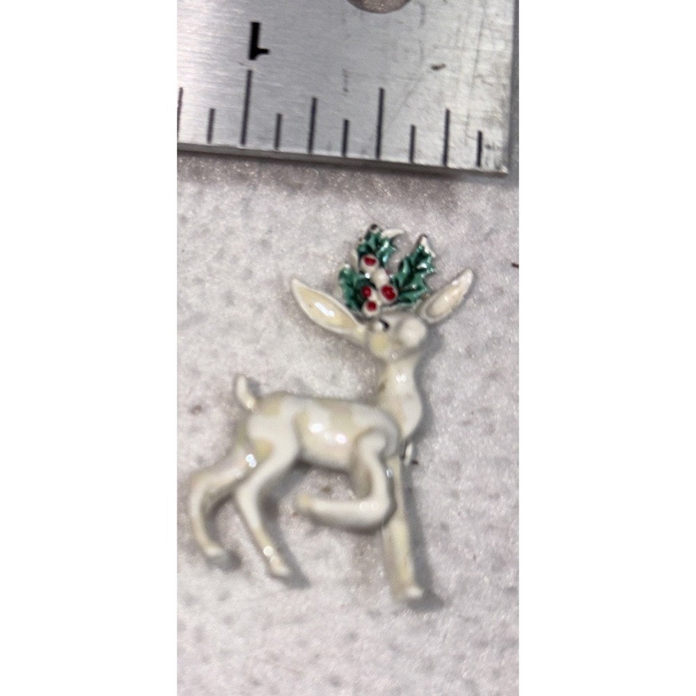 Lovely Small Vintage Gerry's White Enamel Christmas Reindeer Brooch w/Mistletoe
